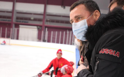 Дмитрий Миронов стал болельщиком первого матча по следж-хоккею в Ярославле