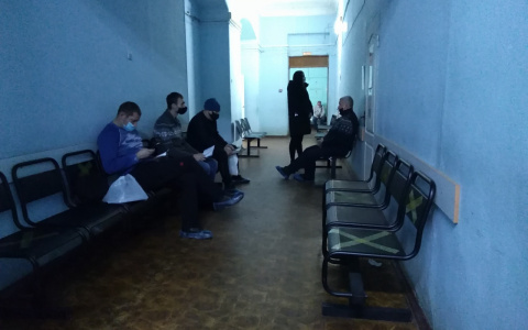 68 человек: ярославцы пожаловались на очередь в поликлинике. Видео