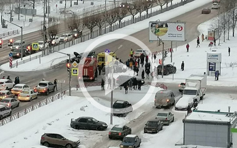 Раненых доставали из смятых авто: реанимация увезла пострадавших в ДТП во Фрунзенском районе