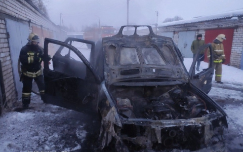 "Жить не хочу": в Ярославле у женщины заживо сгорел сын в BMW