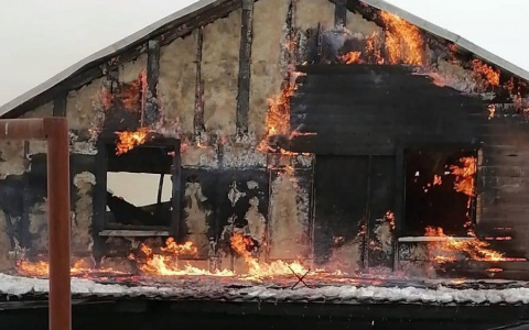 Под Ярославлем мужчина заживо сгорел в собственном доме. Видео