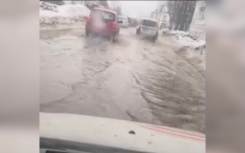 "Плывем на работу": ярославцы показали затопленную дорогу города. Видео