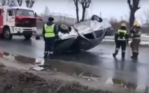 «Кошмар, все живы?»: в утреннем ДТП в Ярославле покалечился водитель. Видео