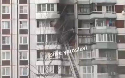 Закоптились три этажа: в Ярославле горит многоэтажка. Видео