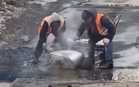 Обжигающий ремонт: ярославцы показали, как в городе латают дыры на дорогах. Видео