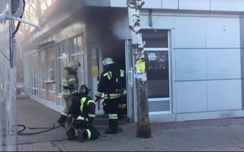 Черный дым на всю площадь: в центре Ярославля горит магазин рядом с пиротехникой. Видео