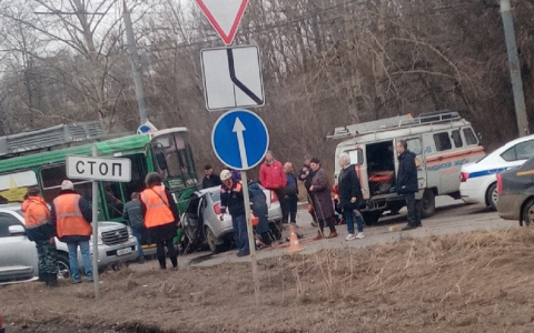 Толпа и реанимация: в Брагино авто врезался в троллейбус с пассажирами