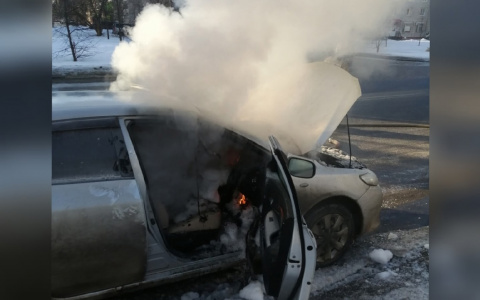 Дым клубами валил из салона: под Ярославлем жители снова пожаловались на подожженное авто