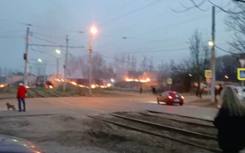 "Пожарные сегодня на разрыв": в Ярославле горит целый район